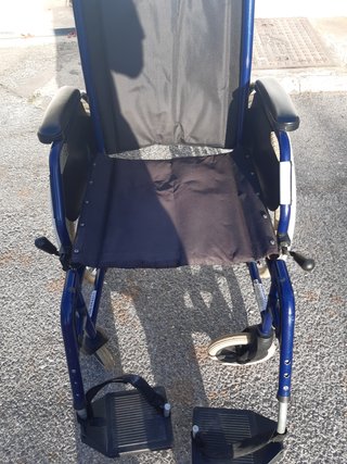 Silla de ruedas azul ajustable