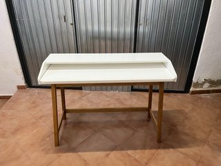 Escritorio juvenil blanco y madera.