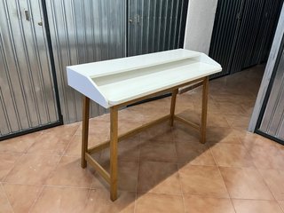 Escritorio juvenil blanco y madera.