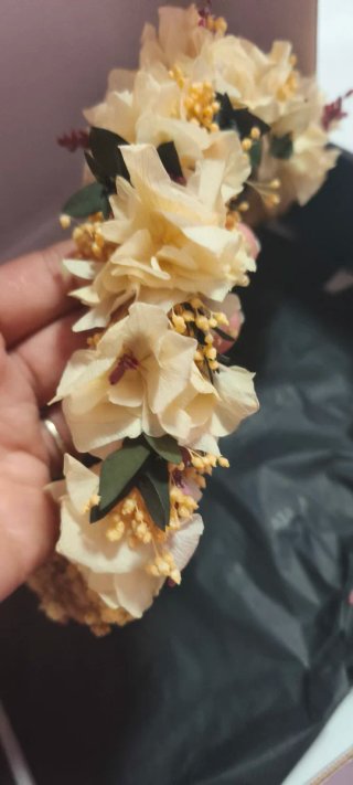 Tiara de flores preservadas beige y amarillo.