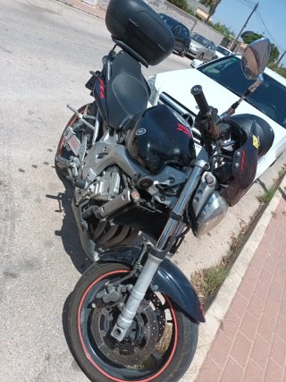 Yamaha Naked Negra y Plateada