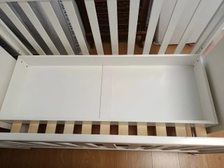 Cuna de bebé blanca con ruedas