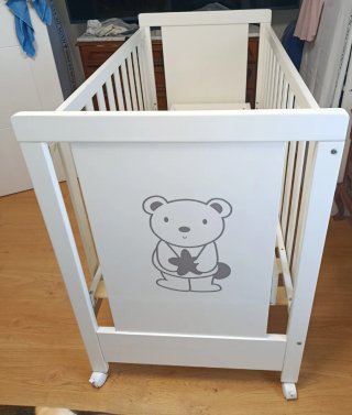 Cuna de bebé blanca con ruedas