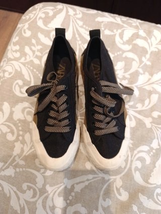 Zapatillas negras y blancas