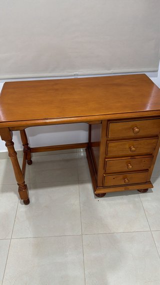 Escritorio de madera clásico