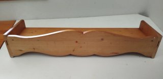 Repisa de madera con marcas de uso