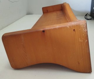 Repisa de madera con marcas de uso