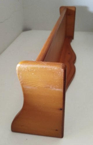 Repisa de madera con marcas de uso