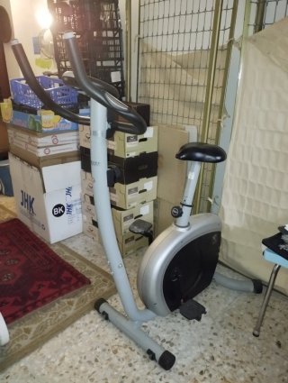 Bicicleta Estática Gris y Negra
