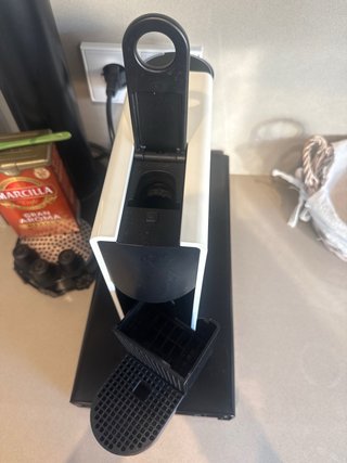Cafetera Nespresso KRUPS + soporte capsulas