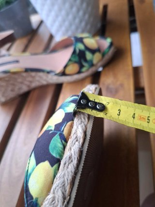 Sandalias cuña estampado limón talla 38