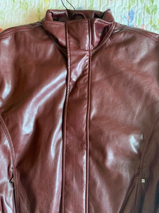 Cazadora Bershka efecto piel burdeos (T. M)