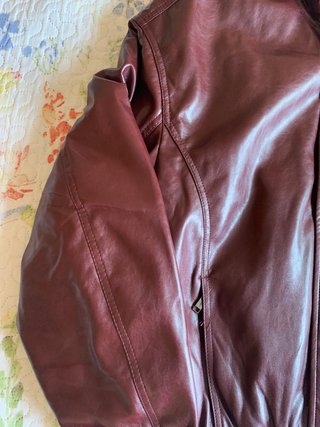 Cazadora Bershka efecto piel burdeos (T. M)