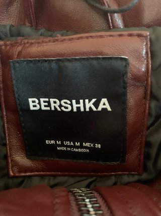 Cazadora Bershka efecto piel burdeos (T. M)