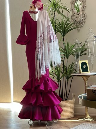 Traje de flamenca buganvilla con volantes