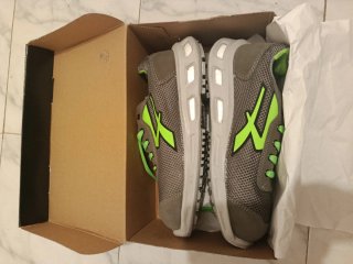 Zapatos de seguridad grises y verdes
