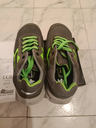 Zapatos de seguridad grises y verdes