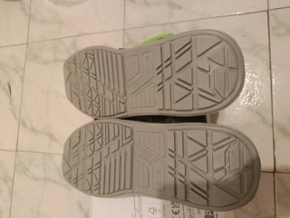 Zapatos de seguridad grises y verdes