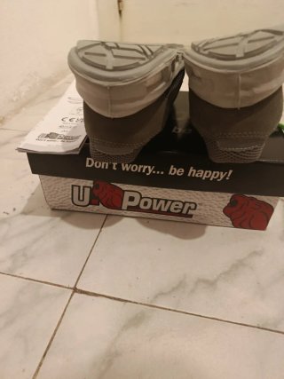 Zapatos de seguridad grises y verdes
