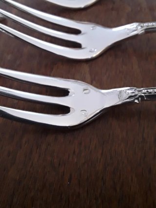 Antiguos cubiertos metálicos plateados