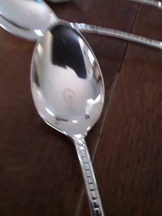 Antiguos cubiertos metálicos plateados