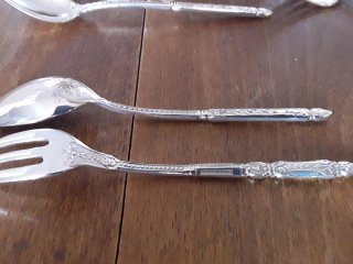 Antiguos cubiertos metálicos plateados