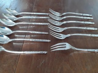 Antiguos cubiertos metálicos plateados