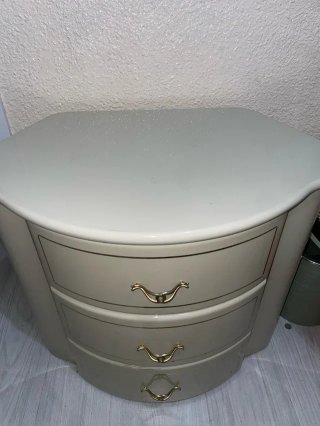 Mesita de noche blanca y dorada