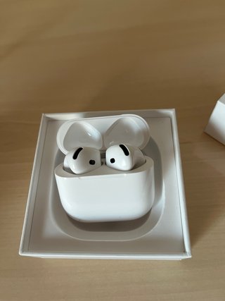AirPods 4 Apple