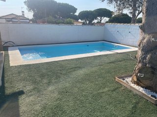 Casa de madera con piscina