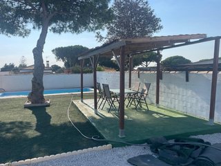Casa de madera con piscina