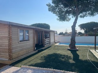 Casa de madera con piscina