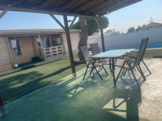 Casa de madera con piscina