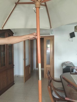 Sombrilla de madera con pie de hierro forjado