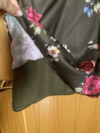 Camiseta tirantes verde flores rosas