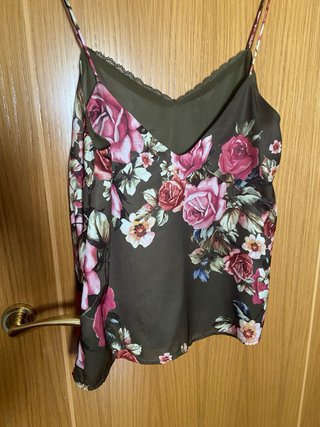 Camiseta tirantes verde flores rosas