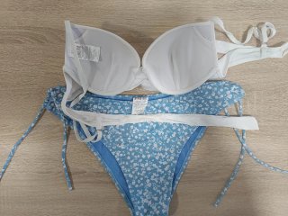 Bikini floral azul y blanco