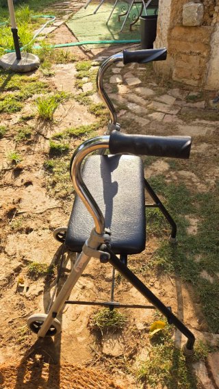Andador para adultos con asiento y ruedas