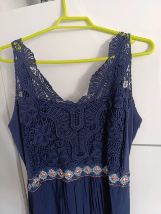 Vestido bordado con detalles en cintura