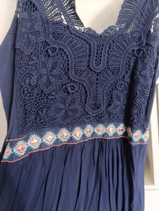 Vestido bordado con detalles en cintura