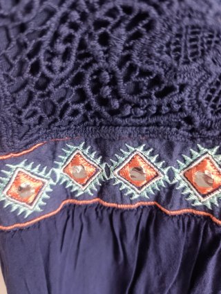 Vestido bordado con detalles en cintura