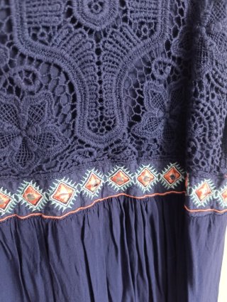 Vestido bordado con detalles en cintura