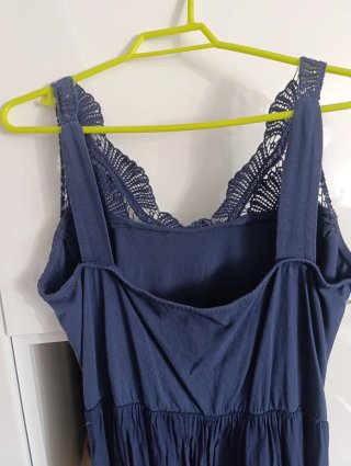 Vestido bordado con detalles en cintura
