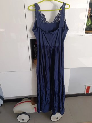 Vestido bordado con detalles en cintura
