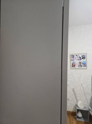 Guardaroba a porte scorrevoli bianco e grigio