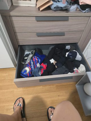 Guardaroba a porte scorrevoli bianco e grigio