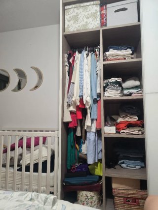 Guardaroba a porte scorrevoli bianco e grigio