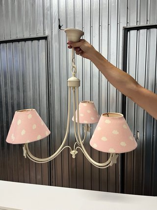 Lámpara infantil con nubes rosa y blanca