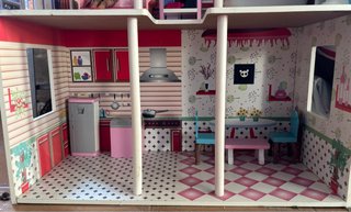 Casa de muñecas de madera