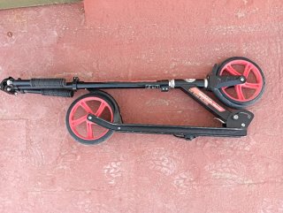 Patinete plegable negro y rojo